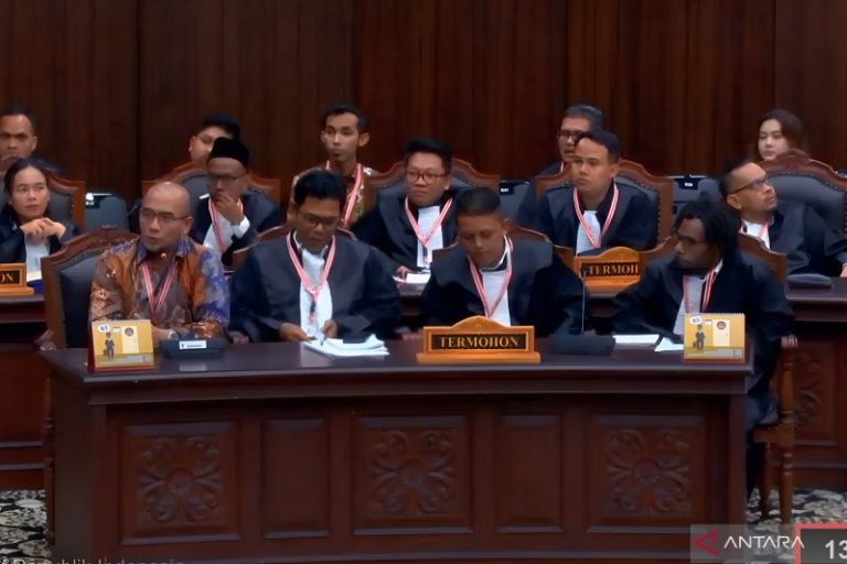 Ketua MK Sempat Tegur Ketua KPU yang Izin Tinggalkan Sidang