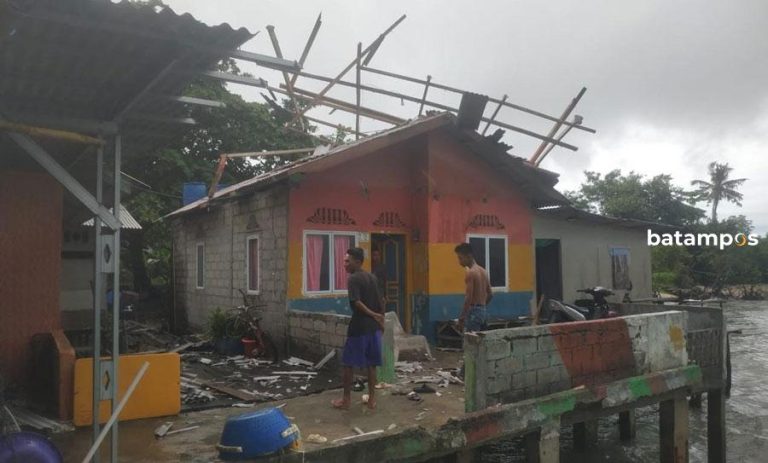 Diterjang Angin Puting Beliung, Sejumlah Rumah Warga di Kampung Tanjungtalok, Desa Teluk Sasah di Bintan Rusak