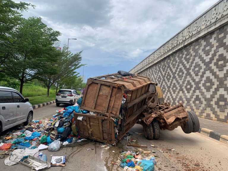 Insiden Truk Sampah Terguling