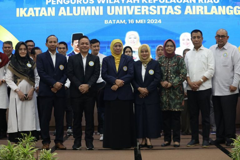 Sambangi BP Batam, Khofifah Indar Parawansa Lantik Ikatan Alumni UNAIR Kepri
