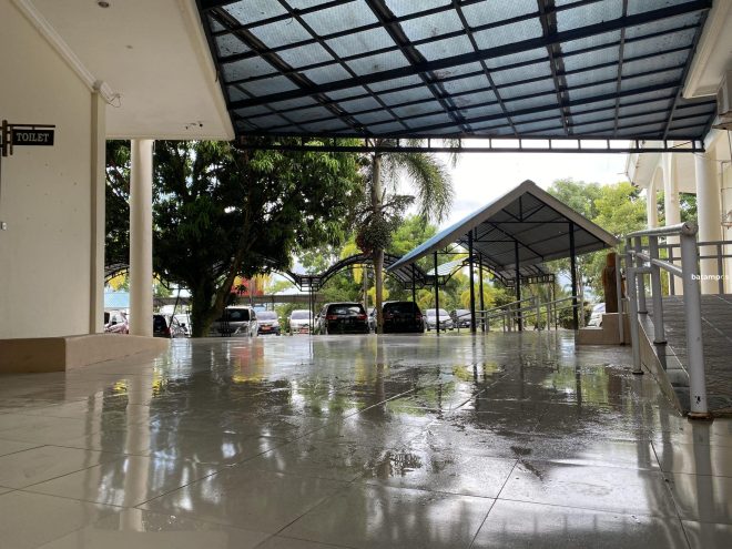 Atap Teras Gedung DPRD Tanjungpinang Banyak Bocor