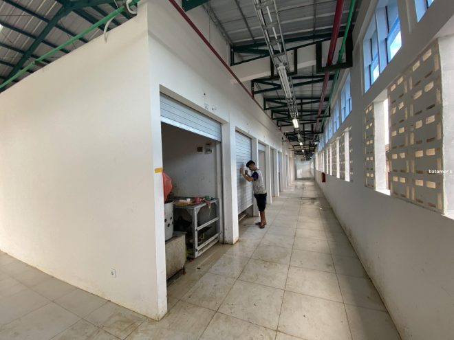 Bertahan Sendiri Berjualan di Gedung Dua Lantai Pasar Encik Puan Perak