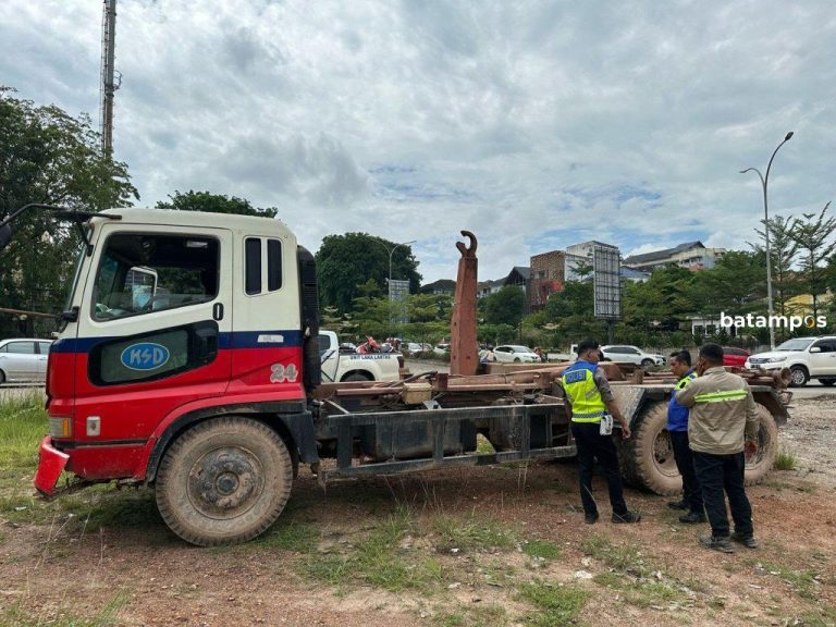 Terselip Saat Mendahului Lori, Pengendara Motor Wanita Tewas Dilindas