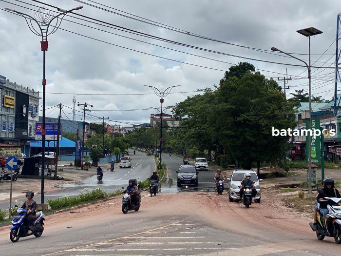 Parit Tersumbat, Badan Jalan Tertutup Lumpur
