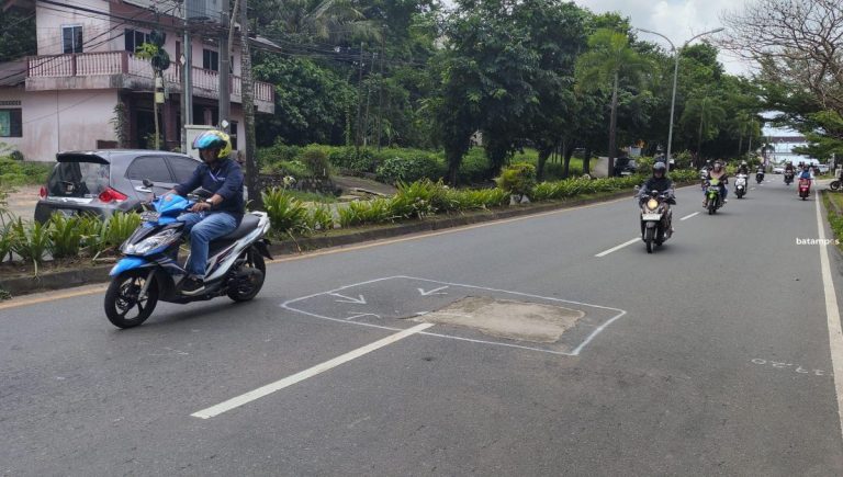 Lubang di Jalan DI Panjaitan Batu 7 Tanjungpinang Membahayakan Pengendara