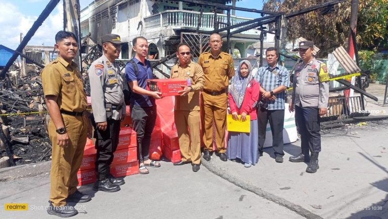 Dinas Sosial Karimun Salurkan Bantuan ke Korban Kebakaran