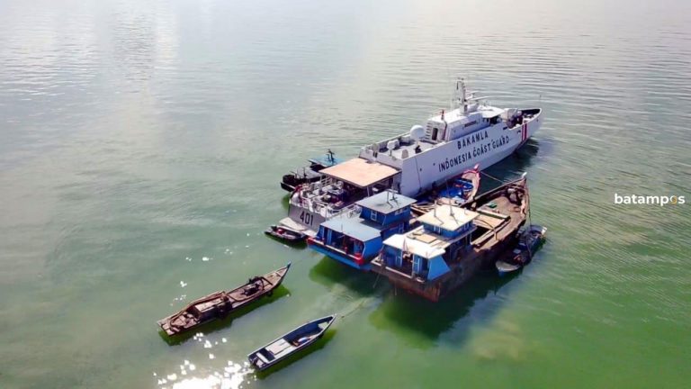 Bakamla RI Geledah dan Amankan Tiga Kapal Tambang Pasir Ilegal di Perairan Karimun