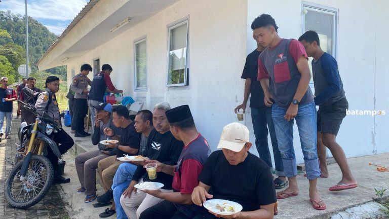 Nikmati Kebahagiaan Idul Adha, Warga Rempang dan Galang Kompak Makan Bersama Artha Graha Peduli dan Makmur Elok Graha
