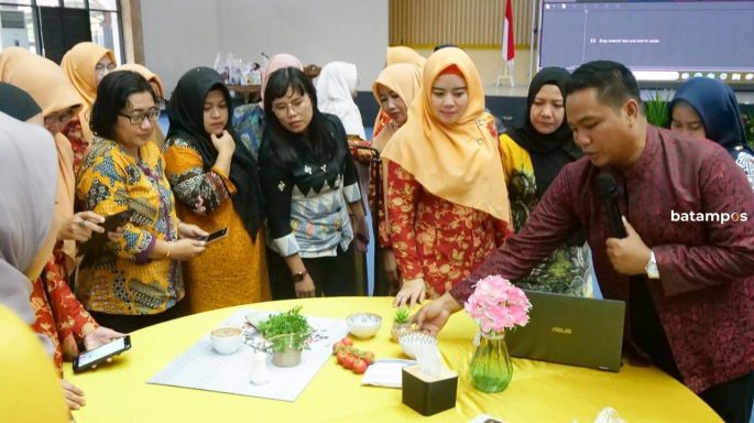 Ajari Ibu Dharma Wanita Jadi Konten Kreator untuk Pasarkan Produk Homemade