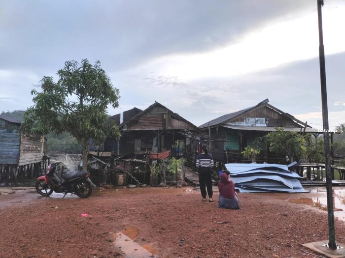 Dua Dusun di Kecamatan Belat Disapu Angin Puting Beliung, 11 Rumah Alami Rusak Parah