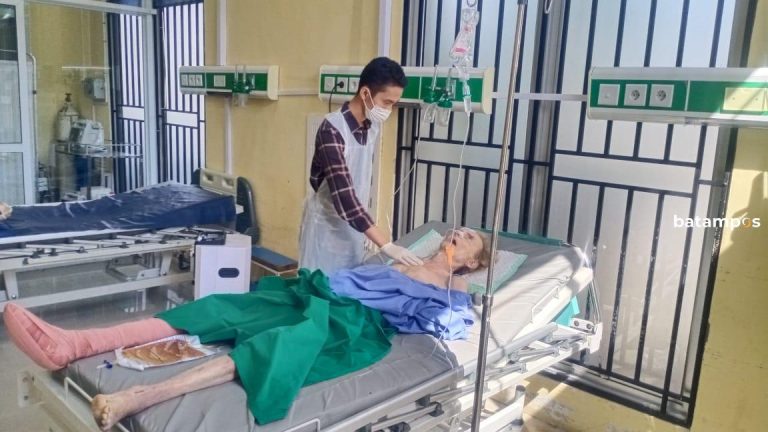 Terlantar di Batam, WNA Asal Selandia Baru dengan Kaki Membusuk Dilarikan ke RSUD Embung Fatimah