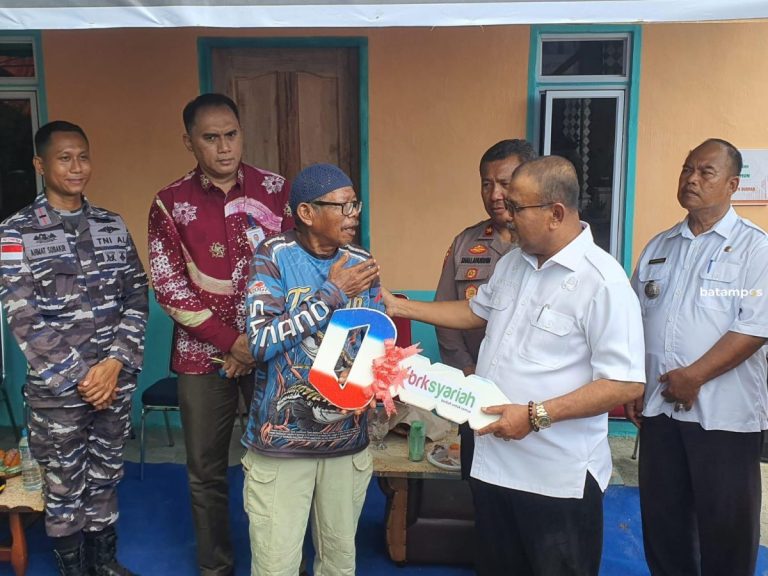 Bupati Karimun Aunur Rafiq Aprisiasi Tindakan BRK Syariah Lakukan Bedah Rumah