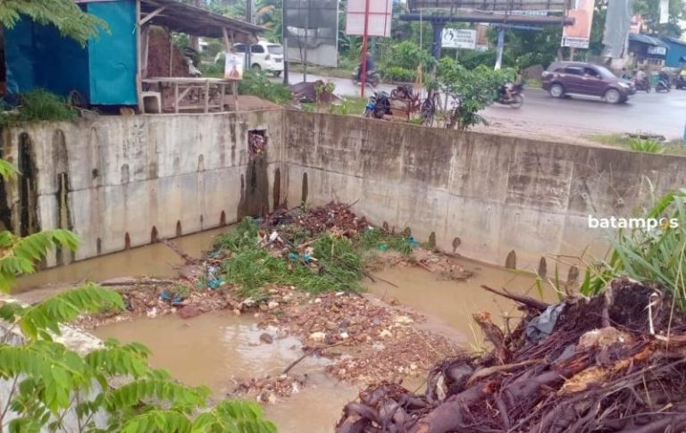 Pipa dan Jaringan Kabel Menghambat Aliran Air di Drainase Induk