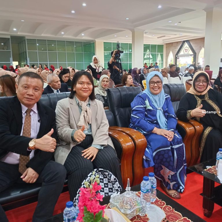 Henry dan Gusnawati Bernyanyi Hibur Tamu