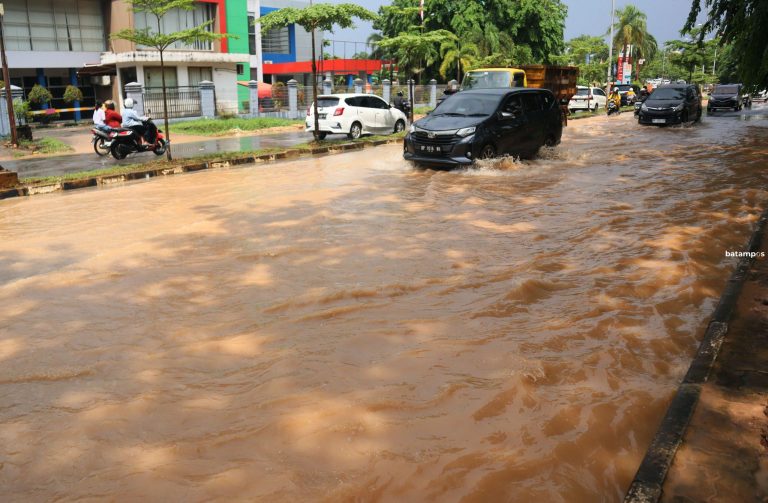 Hujan Deras Sesaat, Ruas Jalan Batam Banjir