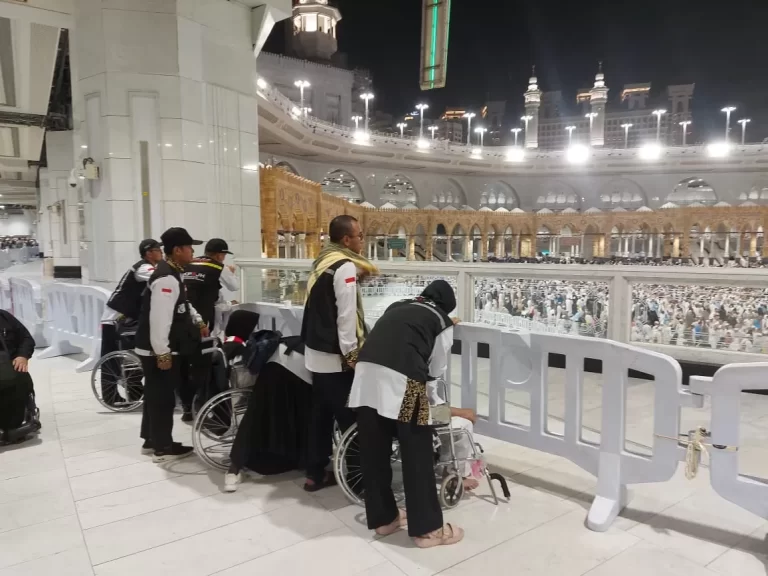 Jamaah Haji yang Belum Pernah ke Masjidil Haram Difasilitasi Berdoa di Depan Kakbah