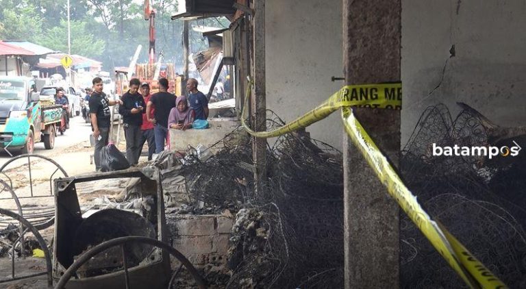 13 Kios di Pasar Seken Sengkuang Ludes Terbakar