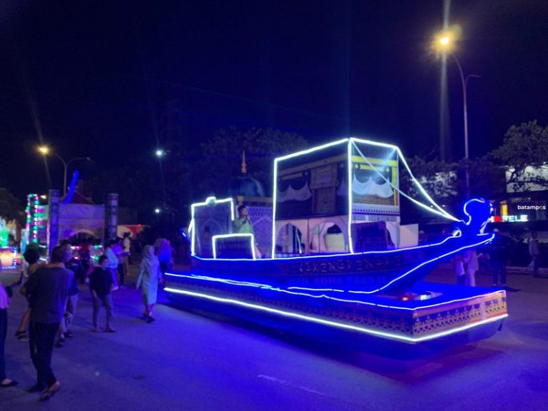 Masyarakat Batam Tumpah Ruah Saksikan Pawai Takbiran