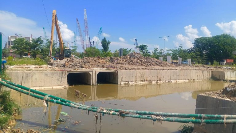 Dinas Bina Marga Mulai Bersihkan Sampah yang Menyumbat Drainase di Batuaji