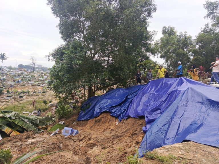 Longsor di TPU Sei Panas, Puluhan Makam Tertimbun