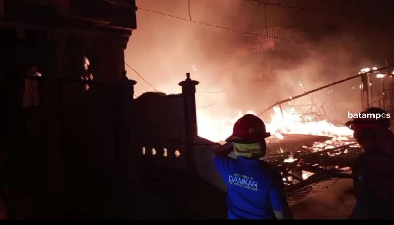 Tiga Rumah Warga Komkong Barat Ludes Dilalap Sijago Merah