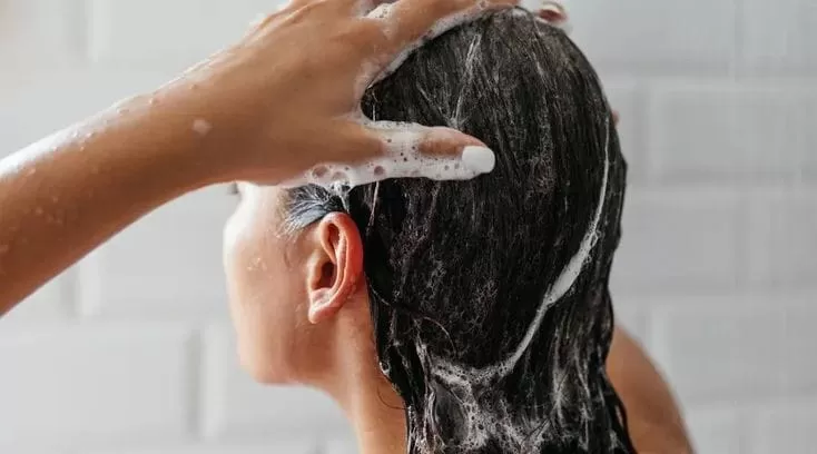 Larangan Keramas Saat Menstruasi Hanya Mitos, Begini Faktanya