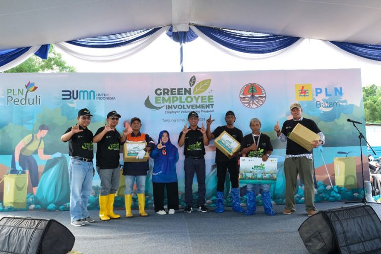Sempena Hari Lingkungan Hidup Sedunia, PLN Batam Menggelar Aksi Bersih Pantai Tanjung Uma