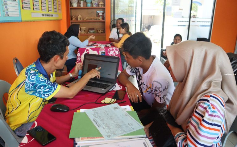 Kesulitan Daftar Online, Orangtua Datangi Panitia PPDB SMP di Sekolah