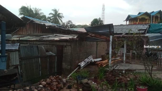 Angin Puting Beliung Terjang Rumah Warga di Buru