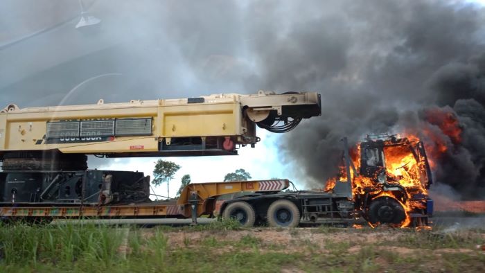 Truk gandeng terbakar di Batam