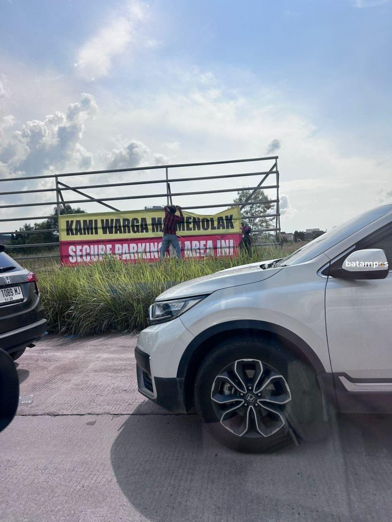 PT JPK Operasikan Secure Parking, Pelaku Usaha Mitra Raya 2 Pasang Spanduk Penolakan