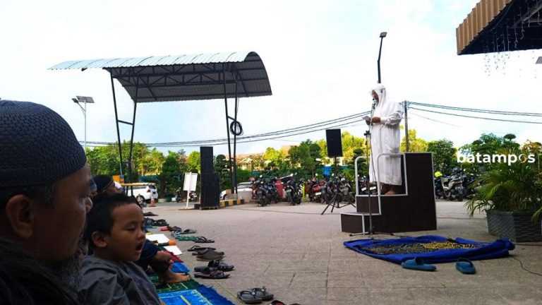 Sholat Id di Lapangan Parkir One Batam Mall
