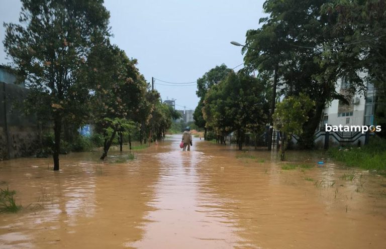 Hujan Deras Sejak Dini Hari, Kantor Camat Nongsa Ikut Terendam