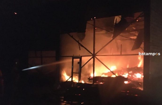 Gudang Pengolahan Kayu di Batu 12 Terbakar