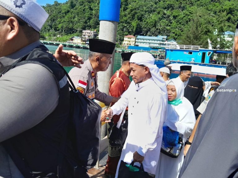 Isak Tangis Keluarga Iringi Kedatangan  39 Jamaah Haji di Pelabuhan Sri Siantan