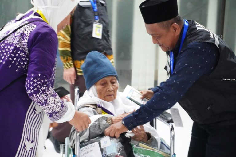 Tiba di Tanah Air, Jemaah Haji BTH 01 Akui Inovasi Layanan Ramah Lansia Mudahkan Proses Ibadah