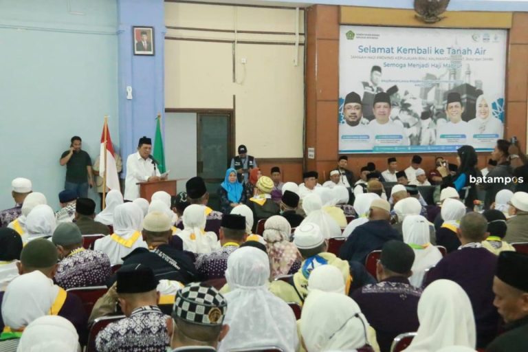 Gubernur Ansar Sambut Jamaah Haji Kloter Pertama Debarkasi Batam Tahun 2024