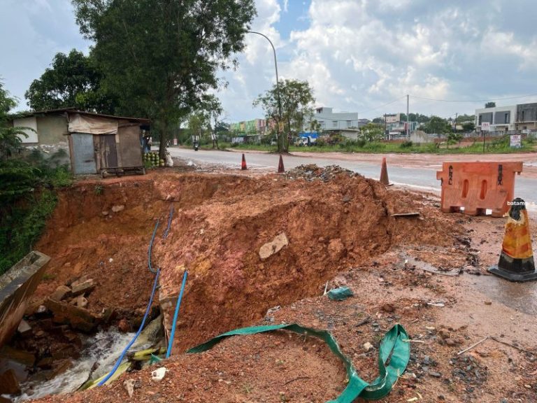 Sudah Makan Korban, Perbaikan Jalan Dang Merdu yang Amblas Belum Diselesaikan