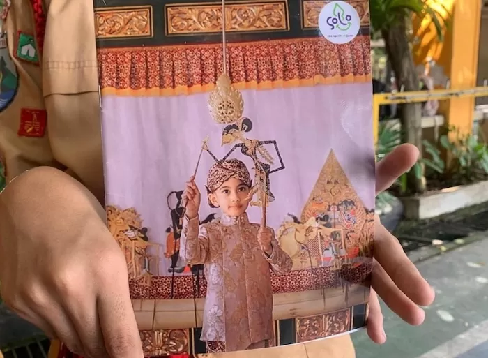 Hasto Singgung Gibran Cara Mendidik Anak, Gara-Gara Bagi Buku Bergambar Jan Ethes