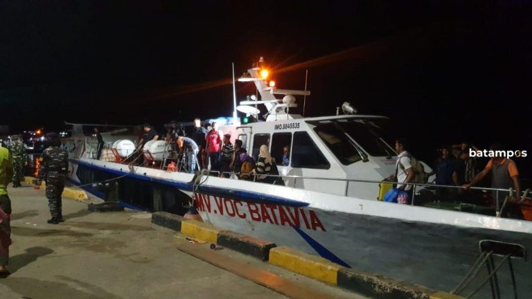 Cuaca Tak Bersahabat, Kapal Ferry Tujuan Anambas Tunda Keberangkatan