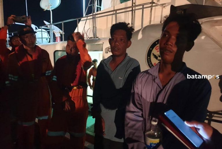 2 Nelayan Bintan Terombang-ambing di Laut selama 7 Jam setelah Pompong Mereka Tubrukan dengan Tongkang