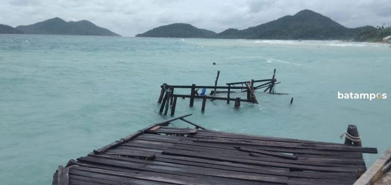 Hujan Badai Disertai Ombak Kuat Menerjang Anambas