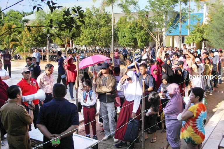 Spanduk PPDB Sekolah Swasta Bertebaran di Sekolah Negeri