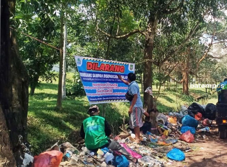 Sampah Rumah Tangga dan Perabotan Bekas Berserakan hingga Aspal Jalan