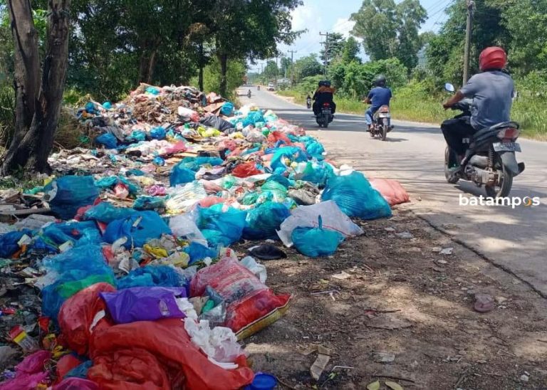 Sampah Masih Berserakan di Pinggir Jalan