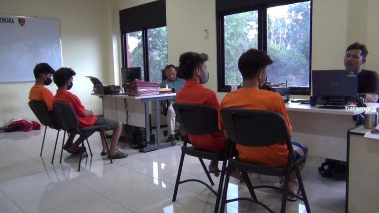 Tenggak Mikol, Aniaya Warga, dan Rusak Rumah Kos, Geng Remaja Ditangkap Polisi