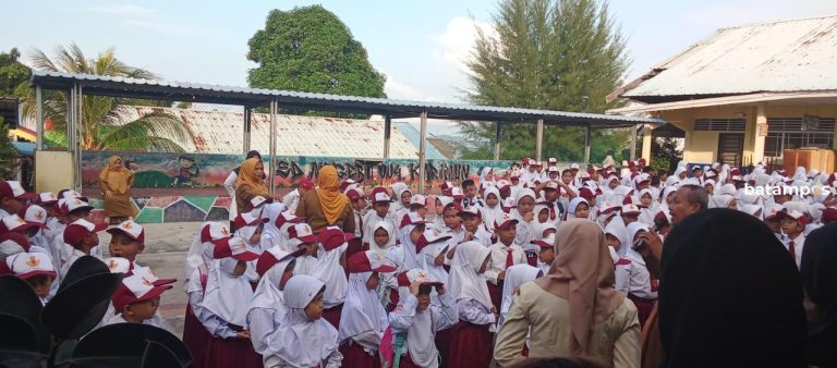 Hari Pertama Sekolah SD, Orang Tua Tunggu Anak Hingga Pulang