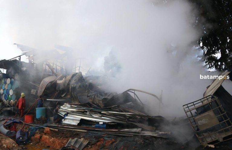 Gudang Barang Bekas Ruli Kampung Air Terbakar