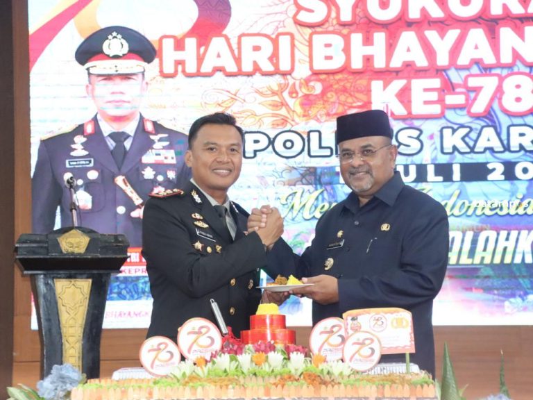 Bupati Karimun Aunur Rafiq Potong Tumpeng di HUT Bhayangkara ke 78