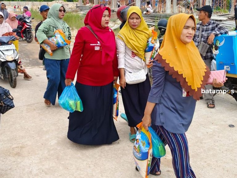 Pemko Batam Bagikan Paket Sembako Bersubsidi untuk Warga Batuaji